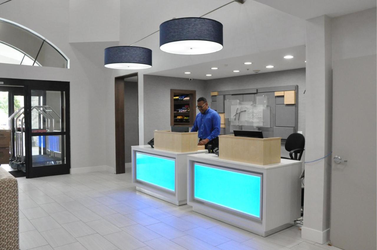 Holiday Inn Express & Suites - Lake Forest, An Ihg Hotel Exterior foto