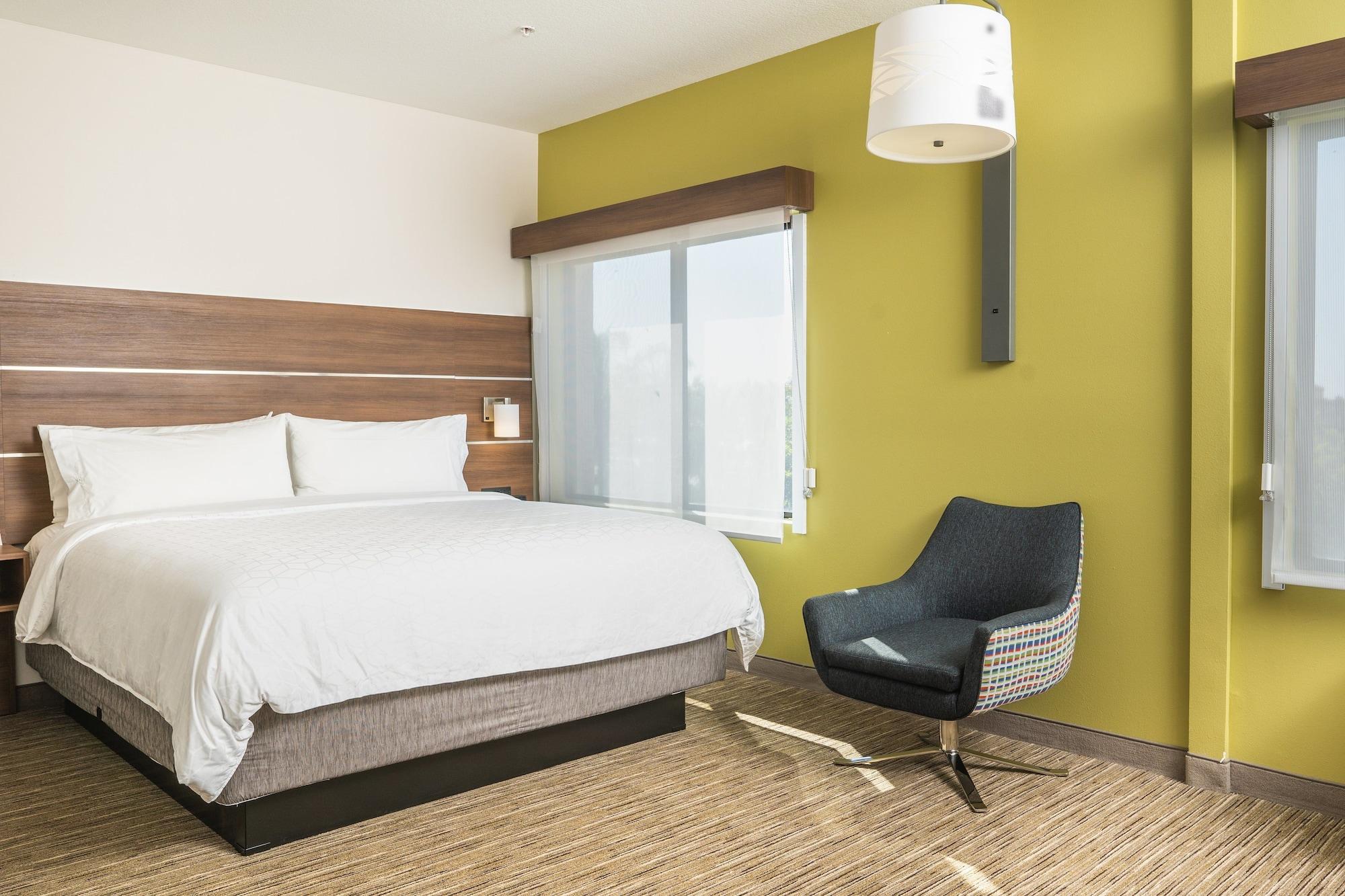 Holiday Inn Express & Suites - Lake Forest, An Ihg Hotel Exterior foto