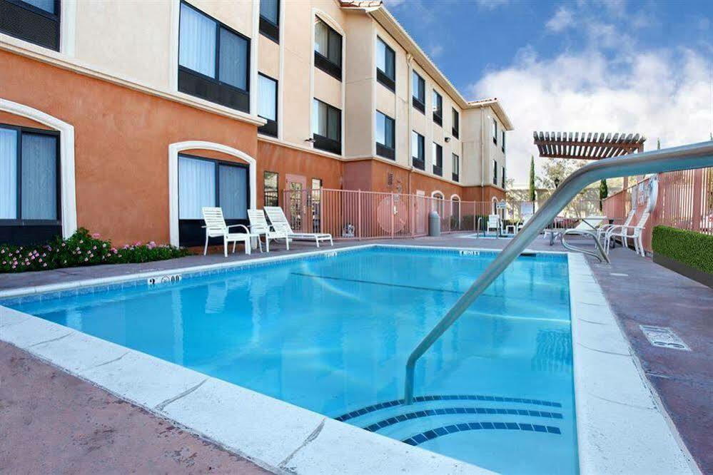 Holiday Inn Express & Suites - Lake Forest, An Ihg Hotel Exterior foto